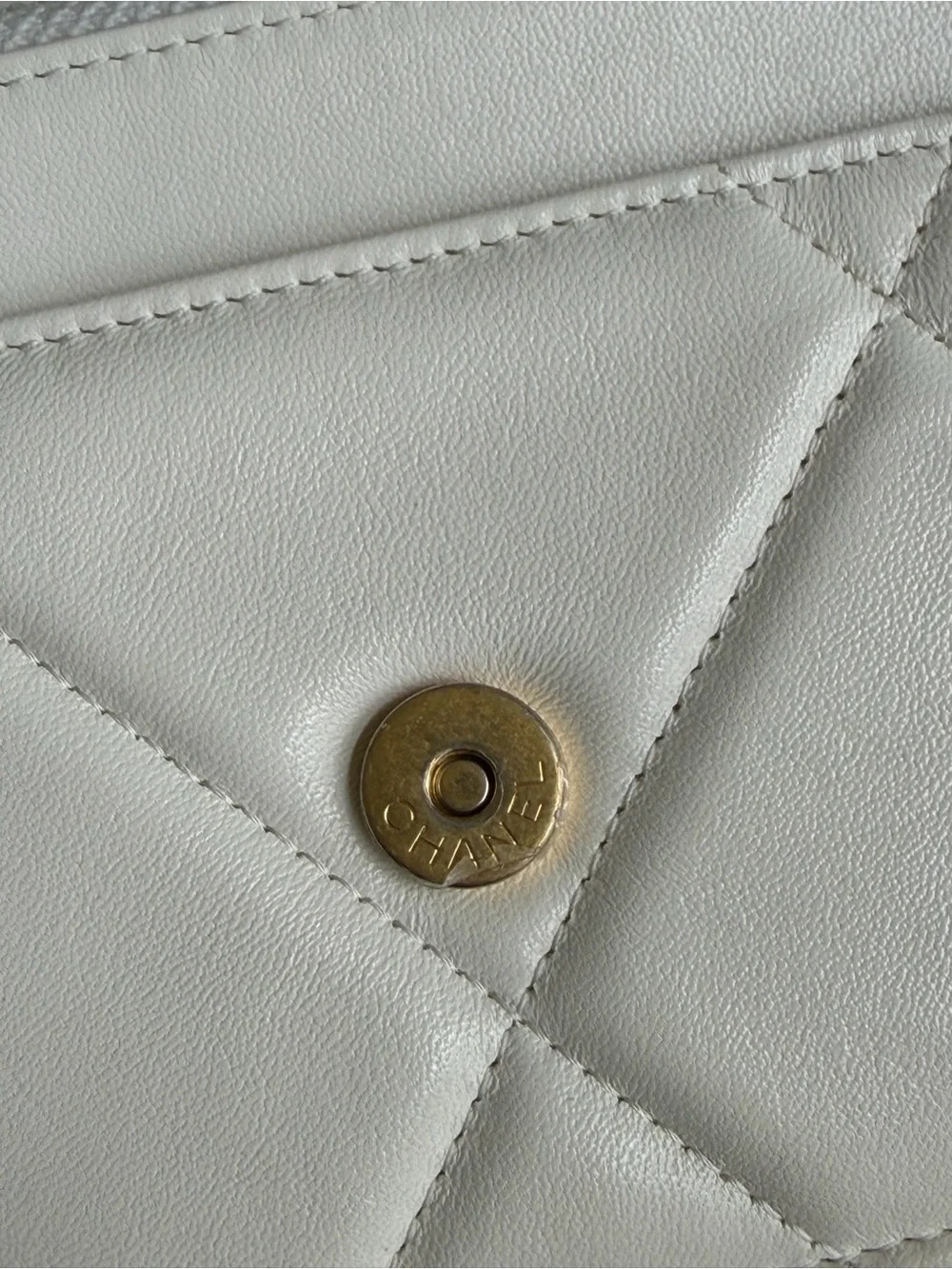 CHANEL excellent comes